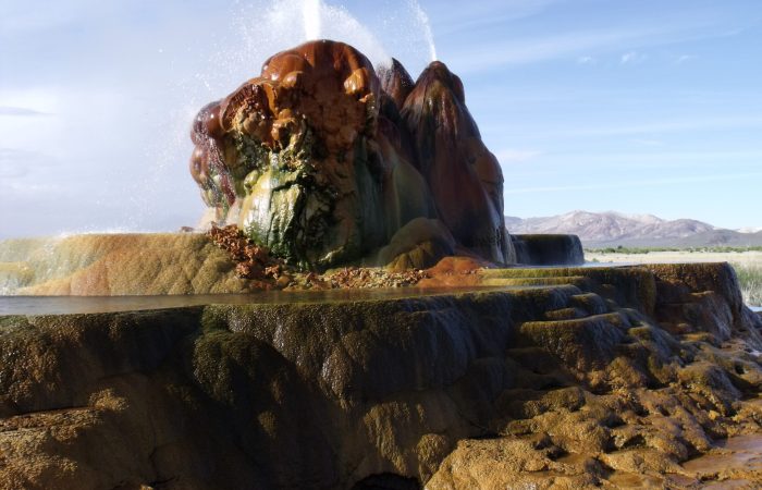 Fly_geyser_in_nevada_(2)